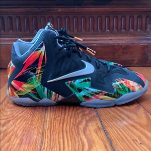 NIKE Lebron 11 Everglades size 6Y